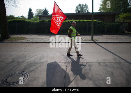 Mitarbeiter der Aufzughersteller Otis geben einen Warnung Streik organisiert von deutschen Metallarbeitergewerkschaft IG Metall in Berlin, Deutschland, 4. Mai 2012. Foto: PEER GRIMM Stockfoto