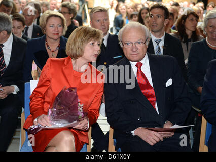 König Carl XVI. Gustaf von Schweden Und Die Lebensgefährtin des Bundespräsidenten, Daniela Schadt, Unterhalten Sich bin Freitag (04.05.2012) Anlässlich der Feierlichkeiten Zum 400. Jahrestag der Gründung der Deutschen Schule in Stockholm in der Aula. Gauck ist Zu Einem Eintägigen Besuch in Schweden. Foto: Rainer Jensen Dpa/Lbn +++(c) Dpa - Bildfunk +++ Stockfoto