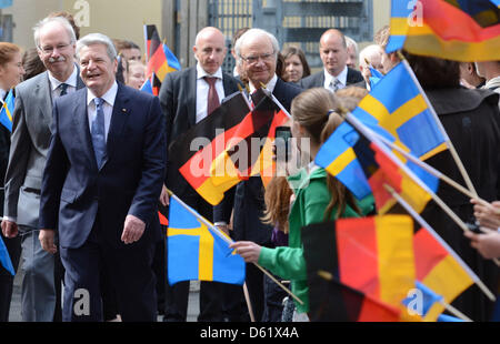 Bundespräsident Joachim Gauck (l) Und König Carl XVI. Gustaf von Schweden Besuchen bin Freitag (04.05.2012) Anlässlich der Feierlichkeiten Zum 400. Jahrestag der Gründung der Deutschen Schule in Stockholm die Schule. Links Hinter Gauck Schulleiter Gerhard Eickenbusch. Gauck ist Zu Einem Eintägigen Besuch in Schweden. Foto: Rainer Jensen Dpa/Lbn +++(c) Dpa - Bildfunk +++ Stockfoto