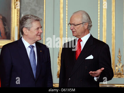 King Carl XVI Gustaf of Sweden (R) erhält der deutsche Bundespräsident Joachim Gauck in Stockholm, Schweden, 4. Mai 2012. Foto: RAINER JENSEN Stockfoto