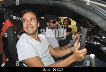 Mitglieder der Backstreet Boys Alexander James (AJ) Mclean (R) und Howie Dorough (L) sitzen in einem Porsche Rennwagen im Porsche Museum in Stuttgart, Deutschland, 4. Mai 2012. Die Backstreet Boys-Sänger besuchten das Porsche-Museum vor dem Start ihrer Tour in Stuttgart. Foto: 5. Mai 2012. Foto: Jan-Philipp Strobel Stockfoto