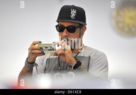 Mitglieder der Backstreet Boys Alexander James (AJ) Mclean (R) besucht das Porsche Museum in Stuttgart, Deutschland, 4. Mai 2012. Die Backstreet Boys-Sänger besuchten das Porsche-Museum vor dem Start ihrer Tour in Stuttgart. Foto: 5. Mai 2012. Foto: Jan-Philipp Strobel Stockfoto