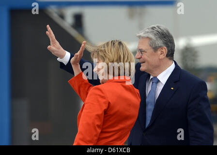 Bundespräsident Joachim Gauck und seine Partnet Daniela Schadt winken zum Abschied am Flughafen in Stockholm, Schweden, 4. Mai 2012. Gauck ist von einer ein-Tages-Reise nach Schweden zurück. Foto: RAINER JENSEN Stockfoto