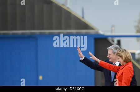 Bundespräsident Joachim Gauck und seine Partnet Daniela Schadt winken zum Abschied am Flughafen in Stockholm, Schweden, 4. Mai 2012. Gauck ist von einer ein-Tages-Reise nach Schweden zurück. Foto: RAINER JENSEN Stockfoto