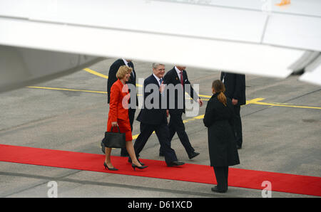 Der deutsche Bundespräsident Joachim Gauck (3-L) und seinem Partnet Daniela Schadt (rotes Kleid) Fuß zum Flugzeug Regierung auf dem Flughafen in Stockholm, Schweden, 4. Mai 2012. Gauck ist von einer ein-Tages-Reise nach Schweden zurück. Foto: RAINER JENSEN Stockfoto