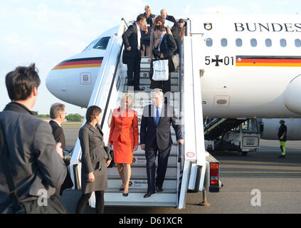 Bundespräsident Joachim Gauck (von R) und seinem Partnet Daniela Schadt (C) verlassen das Flugzeug eine Regierung im militärischen Bereich des Flughafen Tegel in Berlin, Deutschland, 4. Mai 2012. Gauck ist von einer ein-Tages-Reise nach Schweden zurück. Foto: RAINER JENSEN Stockfoto