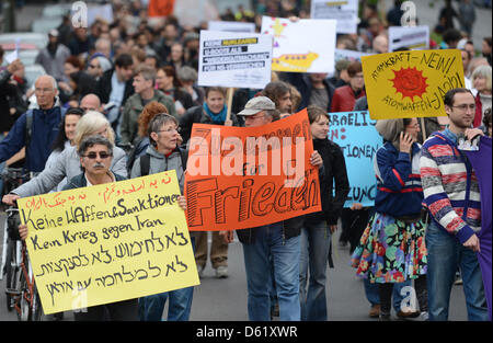 Israelis und Iraner zeigen unter anderen Gruppen von Menschen gegen einen möglichen Krieg zwischen den Ländern in Berlin, Deutschland, 5. Mai 2012. Demonstranten verlangten die sofortige Beendigung des Krieges Bedrohungen auf beiden Seiten. Foto: RAINER JENSEN Stockfoto