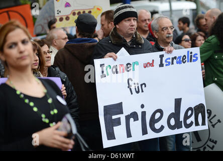 Israelis und Iraner zeigen unter anderen Gruppen von Menschen gegen einen möglichen Krieg zwischen den Ländern in Berlin, Deutschland, 5. Mai 2012. Demonstranten verlangten die sofortige Beendigung des Krieges Bedrohungen auf beiden Seiten. Foto: RAINER JENSEN Stockfoto