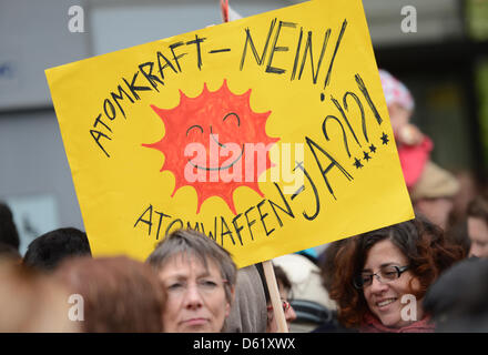 Israelis und Iraner zeigen unter anderen Gruppen von Menschen gegen einen möglichen Krieg zwischen den Ländern in Berlin, Deutschland, 5. Mai 2012. Demonstranten verlangten die sofortige Beendigung des Krieges Bedrohungen auf beiden Seiten. Foto: RAINER JENSEN Stockfoto