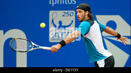 Spanischer Tennisspieler Feliciano Lopez schlägt den Ball in das Halbfinale gegen Kohlschreiber aus Deutschland beim ATP Turnier in München, Deutschland, 5. Mai 2012. Foto: SVEN HOPPE Stockfoto