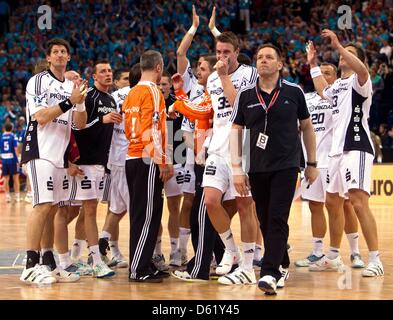 Kiel Trainer Alfred Gislason (3-R) und seine Spieler feiern Kieler Sieg des letzten Handball DHB Pokalspiel zwischen HSV Hamburg und THW Kiel in der O2-World in Hamburg, Deutschland, 5. Mai 2012. Vier Tage nach der Sicherung der deutschen Handball-WM-Titel vorzeitig Kiel gewann das Spiel 27-25 und jetzt haben ihre Augen auf den Becher als auch. Foto: JENS WOLF Stockfoto