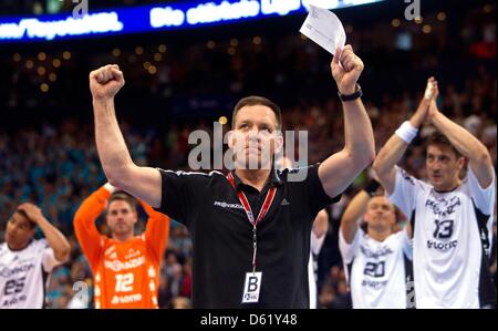 Kiel Trainer Alfred Gislason und seine Spieler feiern Kieler Sieg des letzten Handball DHB Pokalspiel zwischen HSV Hamburg und THW Kiel in der O2-World in Hamburg, Deutschland, 5. Mai 2012. Vier Tage nach der Sicherung der deutschen Handball-WM-Titel vorzeitig Kiel gewann das Spiel 27-25 und jetzt haben ihre Augen auf den Becher als auch. Foto: JENS WOLF Stockfoto