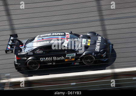 HANDOUT - ein Handout Bild datiert 5. Mai 2012 zeigt BMW-Fahrer Bruno Spengler racing während das Qualifying für die Deutsche Tourenwagen Meisterschaft (DTM) auf dem Lausitzring in Klettwitz, Deutschland. Die beiden BMW-Piloten Bruno Spengler aus Kanada und Augusto Farfus aus Brasilien waren nicht zu stoppen und gewann beide Pole-Positions für das Rennen am Sonntag. Foto: HOCH ZWEI / MICHAEL KUNKE Stockfoto