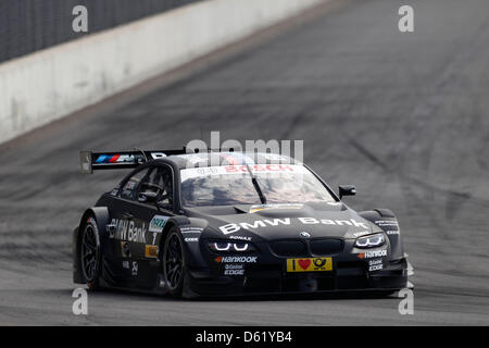 HANDOUT - ein Handout Bild datiert 5. Mai 2012 zeigt BMW-Fahrer Bruno Spengler racing während das Qualifying für die Deutsche Tourenwagen Meisterschaft (DTM) auf dem Lausitzring in Klettwitz, Deutschland. Die beiden BMW-Piloten Bruno Spengler aus Kanada und Augusto Farfus aus Brasilien waren nicht zu stoppen und gewann beide Pole-Positions für das Rennen am Sonntag. Foto: HOCH ZWEI / MICHAEL KUNKE Stockfoto