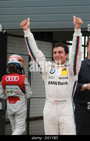 HANDOUT - ein Handout Bild datiert 5. Mai 2012 zeigt BMW-Fahrer Bruno Spengler feiert während das Qualifying für die Deutsche Tourenwagen Meisterschaft (DTM) auf dem Lausitzring in Klettwitz, Deutschland. Die beiden BMW-Piloten Bruno Spengler aus Kanada und Augusto Farfus aus Brasilien waren nicht zu stoppen und gewann beide Pole-Positions für das Rennen am Sonntag. Foto: HOCH ZWEI / MICHAEL Stockfoto