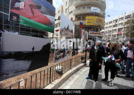 11. April 2013 - Ramallah, Westjordanland, Palästinensische Autonomiegebiete - palästinensischen Fotograf Areen Rrinawi öffnet ihre Ausstellung mit dem Titel '' meine Identität '' in The West Bank Stadt Ramallah, am 11. April 2013 (Credit-Bild: © Issam Rimawi/APA Images/ZUMAPRESS.com) Stockfoto