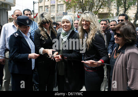 11. April 2013 - Ramallah, Westjordanland, Palästinensische Autonomiegebiete - palästinensischen Fotograf Areen Rrinawi öffnet ihre Ausstellung mit dem Titel '' meine Identität '' in The West Bank Stadt Ramallah, am 11. April 2013 (Credit-Bild: © Issam Rimawi/APA Images/ZUMAPRESS.com) Stockfoto