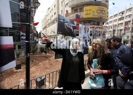 11. April 2013 - Ramallah, Westjordanland, Palästinensische Autonomiegebiete - palästinensischen Fotograf Areen Rrinawi öffnet ihre Ausstellung mit dem Titel '' meine Identität '' in The West Bank Stadt Ramallah, am 11. April 2013 (Credit-Bild: © Issam Rimawi/APA Images/ZUMAPRESS.com) Stockfoto