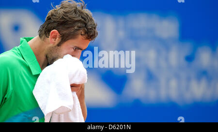 Marin Cilic kroatischer Tennisspieler wischt sein Gesicht während des letzten Spiels gegen Kohlschreiber aus Deutschland beim ATP Turnier in München, 6. Mai 2012. Foto: SVEN HOPPE Stockfoto