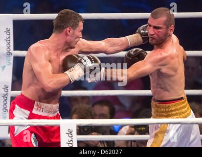 Deutscher Profiboxer Robert Stieglitz (L) und Nader Hamdan aus Australien Kampf um den WBO-super-Mittelgewichts-WM-Titel in Erfurt, Deutschland, 6. Mai 2012. Der Kampf endete Unentschieden nach 12 Runden. Stieglitz gewann auf Punkte und bleibt Weltmeister. Foto: Michael Reichel Stockfoto