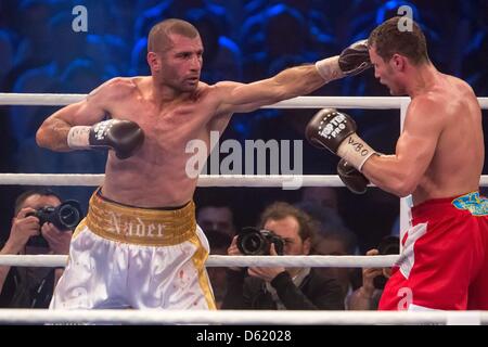 Deutscher Profi-Boxer Robert Stieglitz (R) und Nader Hamdan aus Australien Kampf um den WBO-super-Mittelgewichts-WM-Titel in Erfurt, Deutschland, 6. Mai 2012. Der Kampf endete Unentschieden nach 12 Runden. Stieglitz gewann auf Punkte und bleibt Weltmeister. Foto: Michael Reichel Stockfoto