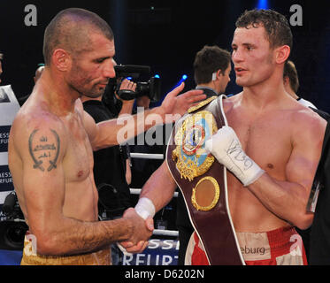 Erman-Profi-Boxer Robert Stieglitz (R) und Nader Hamdan aus Australien Handschlag nach dem Kampf um den WBO-super-Mittelgewichts-WM-Titel in Erfurt, Deutschland, 6. Mai 2012. Stieglitz gewann auf Punkte und bleibt Weltmeister. Foto: Martin Schutt Stockfoto