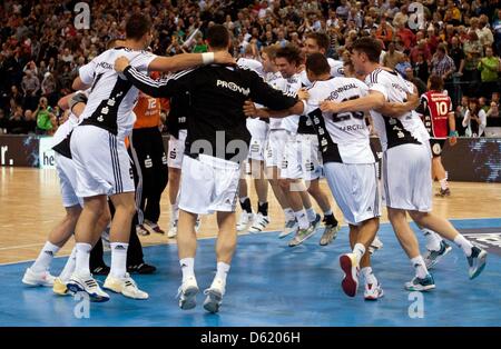 Kieler Spieler feiern nach dem Finale des DHB-Pokals zwischen THW Kiel und SG Flensburg-Handewitt in der O2 Arena in Hamburg, Deutschland, 6. Mai 2012. Kiel hat zum 8. Mal den DHB-Pokal gewonnen. Kiel verteidigt den Cup durch Sieg über Flensburg 33-31. Foto: JENS WOLF Stockfoto