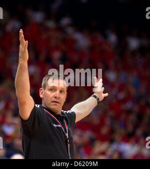 Kiel Trainer Alfred Gislason Gesten an der Seitenlinie während des Finales des DHB-Pokals zwischen THW Kiel und SG Flensburg-Handewitt in der O2 Arena in Hamburg, Deutschland, 6. Mai 2012. Foto: JENS WOLF Stockfoto