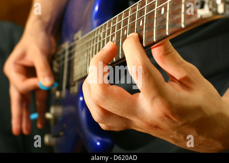 Mann auf blaue Gitarre Solo spielen Stockfoto