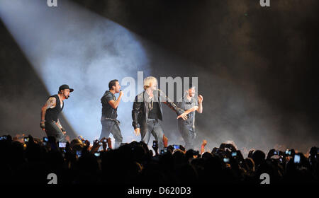 Sänger Alexander James (AJ) McLean (L-R), Nick Carter, Howie Dorough und Brian Littrell führen die erste Etappe ihrer Tour von Deutschland in der Schleyerhalle in Stuttgart, Deutschland, 5. Mai 2012. Als NKOTBSB trat der ehemaligen Boybands Backstreet Boys und New Kids on the Block ihrer Deutschland-Tournee am 05 Mai. Foto: Jan-Philipp Strobel Stockfoto