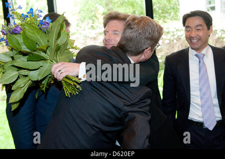 Schleswig-Holsteins FDP-Landesvorsitzender Heiner Garg (C) gratulierte ist die Ergebnisse des Landes Schleswig-Holstein staatliche Wahlen vom deutschen Außenminister Guido Westerwelle (L) und FDP Vorsitzender Philipp Roesler (R) vor dem Ausschuss Sitzung der freien liberalen FDP in Berlin, Deutschland, 7. Mai 2012. Obwohl FDP verloren mehr als sechs Prozent im Vergleich zu den letzten Wahlen im Jahr 2009 Stockfoto