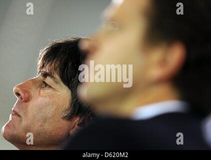 Deutscher Fußball-Trainer Joachim Löw (L) und Manager der deutschen Nationalmannschaft Oliver Bierhoff besuchen eine Pressekonferenz über die Mitteilung der vorläufigen deutschen EM-Kader in Rastatt, Deutschland, 7. Mai 2012. Am 29 Mai hat Löw, den offiziellen Kader bekannt zu geben. Foto: PATRICK SEEGER Stockfoto