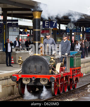 Ein Nachbau des historischen Dampfzug "Adler" kommt am Hauptbahnhof in Nürnberg, 6. Mai 2012. Der Dampf Lok "Adler" war die erste Lokomotive auf deutschen Schienen. Die erste offizielle Reise mit Dampfkraft in Deutschland fand am 7. Dezember 1835 von Nürnberg, Fürth. Das Deutsche Bahn Museum Nürnberg organisiert öffentliche Führungen mit dem Zug auf drei Stockfoto