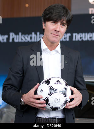 Deutsche Bundestrainer Joachim Loew hält einen Ball auf einer Pressekonferenz in Rastatt, Deutschland, 7. Mai 2012. Er soll die vorläufigen Kader der deutschen Nationalmannschaft für die UEFA European Football Championship bekannt zu geben. Löw benennt mehr als 23 Teammitglieder, die sind eigentlich vor sich geht, zu spielen und wer bis 29 Mai offiziell registriert werden müssen. Foto: Uwe Anspach Stockfoto