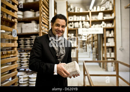 Der Direktor des Meissener China, Dr. Christian Kurtzke, ist das Formular-Archiv der Meissener China Manufaktur in Meißen, Deutschland, 8 Dezember 201 abgebildet. Foto: Martin Foerster Stockfoto