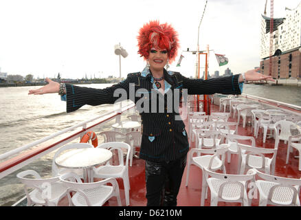 Travestie-Künstlerin Olivia Jones stellt während einer Bootsfahrt im Hafen von Hamburg, Deutschland, 18. April 2012. Jones und ihre Assistentin unterhalten das Publikum während der Fahrt. Foto: Felix Hoerhager Stockfoto