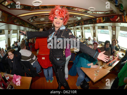 Travestie-Künstlerin Olivia Jones stellt während einer Bootsfahrt im Hafen von Hamburg, Deutschland, 18. April 2012. Jones und ihre Assistentin unterhalten das Publikum während der Fahrt. Foto: Felix Hoerhager Stockfoto