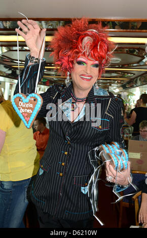 Travestie-Künstlerin Olivia Jones stellt während einer Bootsfahrt im Hafen von Hamburg, Deutschland, 18. April 2012. Jones und ihre Assistentin unterhalten das Publikum während der Fahrt. Foto: Felix Hoerhager Stockfoto