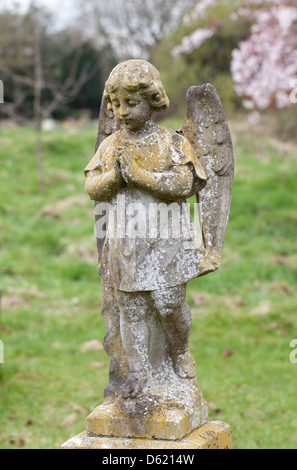 Stone Angel in Trowbridge Friedhof, Wiltshire Stockfoto