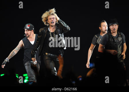 Sänger Alexander James (AJ) McLean (L-R), Nick Carter, Howie Dorough und Brian Littrell der Band NKOTBSB führen auf der Bühne während ihrer Tour durch Deutschland in der O2 World in Berlin, Deutschland, 7. Mai 2012. Die NKOTBSB-Tour ist eine Co-Headliner Tour zwischen American Boy-Bands New Kids on the Block und Backstreet Boys. Foto: Britta Pedersen Stockfoto