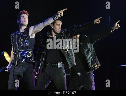 Sänger Joey McIntyre (L-R), Jonathan Rasleigh Ritter und Donnie Wahlberg der Band NKOTBSB führen auf der Bühne während ihrer Tour durch Deutschland in der O2 World in Berlin, Deutschland, 7. Mai 2012. Die NKOTBSB-Tour ist eine Co-Headliner Tour zwischen American Boy-Bands New Kids on the Block und Backstreet Boys. Foto: Britta Pedersen Stockfoto