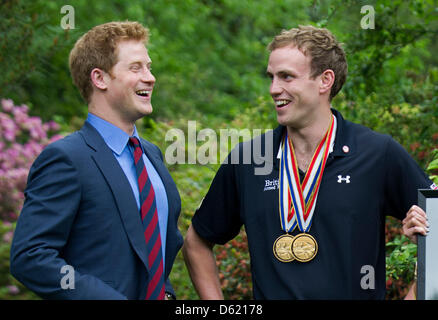 Großbritanniens Prinz Harry (L) spricht mit Kapitän Simon Maxwell, britischen Royal Marines, Wunde Krieger Spiele Medaillenträger im Rahmen eines Empfangs für US und britische verwundete Krieger zur Residenz des britischen Botschafters in Washington, USA, 7. Mai 2012. Die verwundeten Soldaten nahmen an die Krieger Spiele, die einer Veranstaltung jedes Jahr durch das Olympische Komitee ist. Foto: KEVIN DIETSCH/P Stockfoto