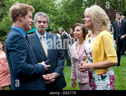 Großbritanniens Prinz Harry (L) und Sir Peter Westmacott (2 L), der britische Botschafter in die USA, sprechen Sie mit Dr. Jill Biden (R), die Ehefrau von US-Vizepräsident Präsident Biden, im Rahmen eines Empfangs für US- und britische verwundete Krieger zur Residenz des britischen Botschafters in Washington, USA, 7. Mai 2012. Die verwundeten Soldaten nahmen an der Krieger Spiele, die ein veranstaltet jedes Jahr von der U Ereignis Stockfoto