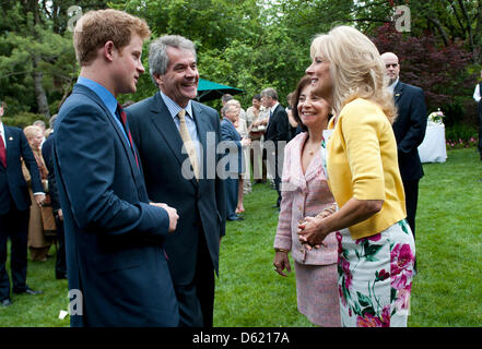 Großbritanniens Prinz Harry (L) und Sir Peter Westmacott (2 L), der britische Botschafter in die USA, sprechen Sie mit Dr. Jill Biden (R), die Ehefrau von US-Vizepräsident Präsident Biden, im Rahmen eines Empfangs für US- und britische verwundete Krieger zur Residenz des britischen Botschafters in Washington, USA, 7. Mai 2012. Die verwundeten Soldaten nahmen an der Krieger Spiele, die ein veranstaltet jedes Jahr von der U Ereignis Stockfoto