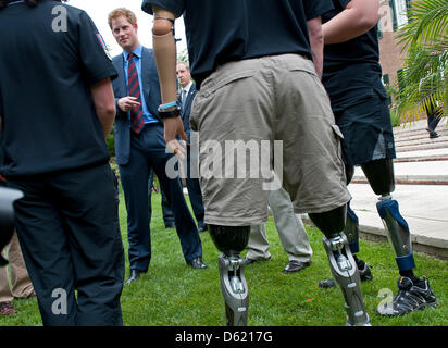 Großbritanniens Prinz Harry grüßt britische verwundete Krieger bei einem Empfang in der Residenz des britischen Botschafters in Washington, USA, 7. Mai 2012. Die verwundeten Soldaten nahmen an die Krieger Spiele, die einer Veranstaltung jedes Jahr durch das Olympische Komitee ist. Foto: KEVIN DIETSCH/POOL Stockfoto