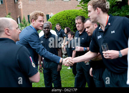 Großbritanniens Prinz Harry (2 L) grüßt britische verwundete Krieger bei einem Empfang in der Residenz des britischen Botschafters in Washington, D.C., USA, 7. Mai 2012. Die verwundeten Soldaten nahmen an die Krieger Spiele, die einer Veranstaltung jedes Jahr durch das Olympische Komitee ist. Foto: KEVIN DIETSCH/POOL Stockfoto