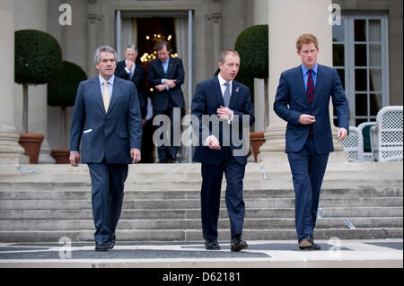 Großbritanniens Prince Harry (R) und Sir Peter Westmacott (L), der britische Botschafter in die USA, kommen für einen Empfang in der Residenz des britischen Botschafters in Anerkennung der U.S. und britische verwundete Krieger in Washington, D.C., USA, 7. Mai 2012. Die verwundeten Soldaten nahmen an die Krieger Spiele, die einer Veranstaltung jedes Jahr durch das Olympische Komitee ist. Foto: KEVIN DIETSCH/POO Stockfoto