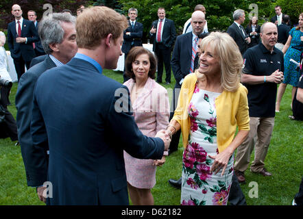 Großbritanniens Prinz Harry (Front L) und Sir Peter Westmacott (versteckt), der britische Botschafter in Amerika, sprechen Sie mit Dr. Jill Biden (R), die Ehefrau von US-Vizepräsident Biden im Rahmen eines Empfangs für US und britische verwundete Krieger zur Residenz des britischen Botschafters in Washington, D.C., USA, 7. Mai 2012. Die verwundeten Soldaten nahmen an der Krieger Spiele, die einer Veranstaltung ist Stockfoto