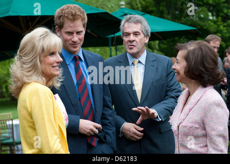 Großbritanniens Prinz Harry (2 L) und Sir Peter Westmacott (2. R), der britische Botschafter in Amerika, Talk, Dr. Jill Biden (L), die Ehefrau von US-Vizepräsident Biden im Rahmen eines Empfangs für US- und britische verwundete Krieger zur Residenz des britischen Botschafters in Washington, D.C., USA, 7. Mai 2012. Die verwundeten Soldaten nahmen an den Krieger spielen, die eine Veranstaltung Eve ist Stockfoto