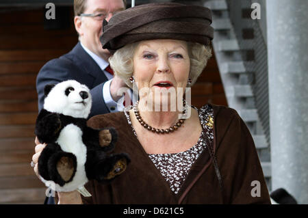 Königin Beatrix besucht die Eröffnung der 50. Jahrestagung der World Wide Fund for Nature (WWF/WNF) auf dem Dampfer SS Rotterdam, Niederlande, Rotterdam, 8. Mai 2012. Foto: Albert Nieboer Niederlande Stockfoto